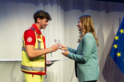 Am 5. September 2024 verlieh Staatssekret&auml;rin Claudia Plakolm (r.) die Auszeichnungen f&uuml;r den Zivildiener des Jahres 2024 im Rahmen einer Festveranstaltung in den Sofiens&auml;le in Wien.