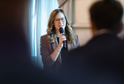 Am 6. September 2024 empfing Staatssekret&auml;rin Claudia Plakolm (m.) Zivildienerinnen und Zivildiener zu einem Besuch im Bundeskanzleramt.