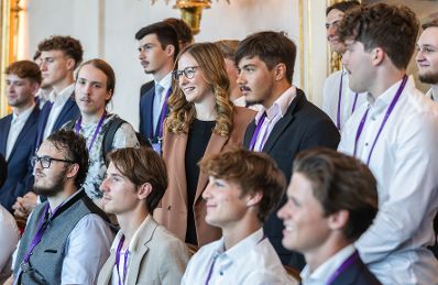 Am 6. September 2024 empfing Staatssekret&auml;rin Claudia Plakolm (m.) Zivildienerinnen und Zivildiener zu einem Besuch im Bundeskanzleramt.