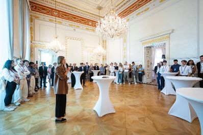 Am 6. September 2024 empfing Staatssekret&auml;rin Claudia Plakolm (m.l.) Zivildienerinnen und Zivildiener zu einem Besuch im Bundeskanzleramt.