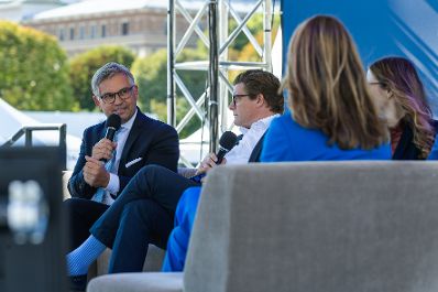 Am 11. September 2024 besuchte Staatssekret&auml;rin Claudia Plakolm (r.) die Wiener Elektro Tage am Wiener Heldenplatz. Im Bild bei einer Paneldiskussion mit Bundesminister Magnus Brunner (l.).