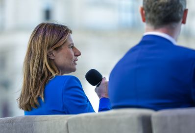 Am 11. September 2024 besuchte Staatssekret&auml;rin Claudia Plakolm die Wiener Elektro Tage am Wiener Heldenplatz. Im Bild bei einer Paneldiskussion.