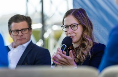 Am 11. September 2024 besuchte Staatssekret&auml;rin Claudia Plakolm (r.) die Wiener Elektro Tage am Wiener Heldenplatz. Im Bild bei einer Paneldiskussion.