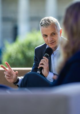 Am 11. September 2024 besuchte Staatssekret&auml;rin Claudia Plakolm (r.) die Wiener Elektro Tage am Wiener Heldenplatz. Im Bild bei einer Paneldiskussion.