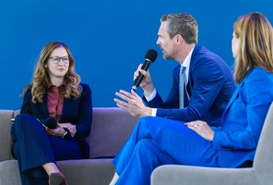 Am 11. September 2024 besuchte Staatssekret&auml;rin Claudia Plakolm (l.) die Wiener Elektro Tage am Wiener Heldenplatz. Im Bild bei einer Paneldiskussion.