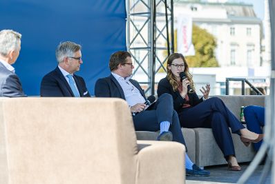 Am 11. September 2024 besuchte Staatssekret&auml;rin Claudia Plakolm (r.) die Wiener Elektro Tage am Wiener Heldenplatz. Im Bild bei einer Paneldiskussion mit Bundesminister Magnus Brunner (2.v.l.).