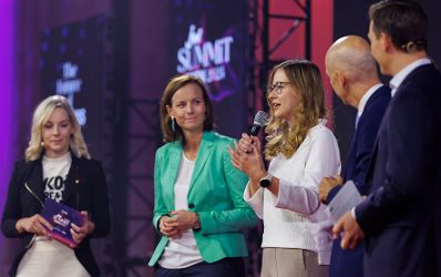 Am 13. September 2024 nahm Staatssekret&auml;rin Claudia Plakom (m.) an der Er&ouml;ffnung des &bdquo;Junge Wirtschaft Summit&ldquo; teil. Im Bild mit Bundesminister Martin Kocher (2.v.r.).