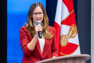 Am 8. Oktober 2024 verlieh Staatssekret&auml;rin Claudia Plakom (im Bild) Auszeichnungen f&uuml;r feuerwehrfreundliche Arbeitgeber.