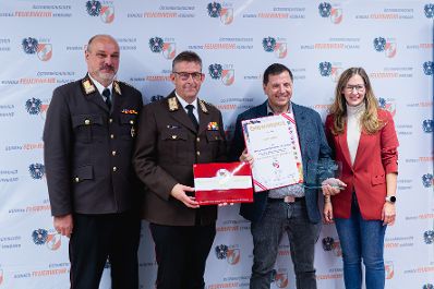 Am 8. Oktober 2024 verlieh Staatssekret&auml;rin Claudia Plakom (r.) Auszeichnungen f&uuml;r feuerwehrfreundliche Arbeitgeber.