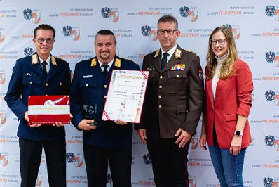 Am 8. Oktober 2024 verlieh Staatssekret&auml;rin Claudia Plakom (r.) Auszeichnungen f&uuml;r feuerwehrfreundliche Arbeitgeber.