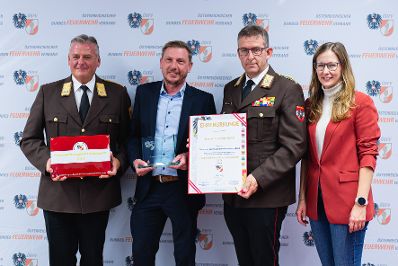 Am 8. Oktober 2024 verlieh Staatssekret&auml;rin Claudia Plakom (r.) Auszeichnungen f&uuml;r feuerwehrfreundliche Arbeitgeber.