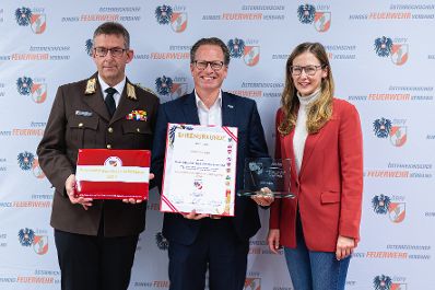 Am 8. Oktober 2024 verlieh Staatssekret&auml;rin Claudia Plakom (r.) Auszeichnungen f&uuml;r feuerwehrfreundliche Arbeitgeber.