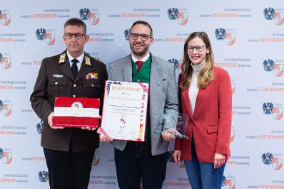 Am 8. Oktober 2024 verlieh Staatssekret&auml;rin Claudia Plakom (r.) Auszeichnungen f&uuml;r feuerwehrfreundliche Arbeitgeber.