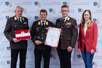 Am 8. Oktober 2024 verlieh Staatssekret&auml;rin Claudia Plakom (r.) Auszeichnungen f&uuml;r feuerwehrfreundliche Arbeitgeber.