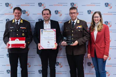 Am 8. Oktober 2024 verlieh Staatssekret&auml;rin Claudia Plakom (r.) Auszeichnungen f&uuml;r feuerwehrfreundliche Arbeitgeber.