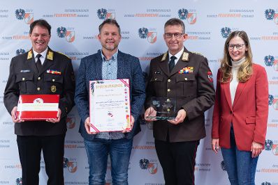 Am 8. Oktober 2024 verlieh Staatssekret&auml;rin Claudia Plakom (r.) Auszeichnungen f&uuml;r feuerwehrfreundliche Arbeitgeber.