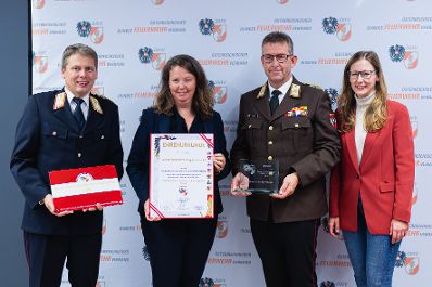 Am 8. Oktober 2024 verlieh Staatssekret&auml;rin Claudia Plakom (r.) Auszeichnungen f&uuml;r feuerwehrfreundliche Arbeitgeber.