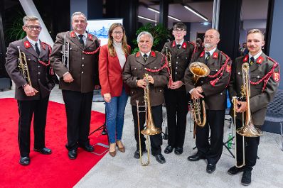 Am 8. Oktober 2024 verlieh Staatssekret&auml;rin Claudia Plakom (3.v.l.) Auszeichnungen f&uuml;r feuerwehrfreundliche Arbeitgeber.