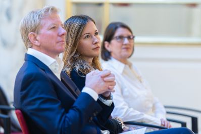 Am 15. Oktober 2024 gab Staatssekret&auml;rin Claudia Plakolm (m.) gemeinsam mit Vertretern der Sportunion eine Pressekonferenz zum Thema Kinderschutz.