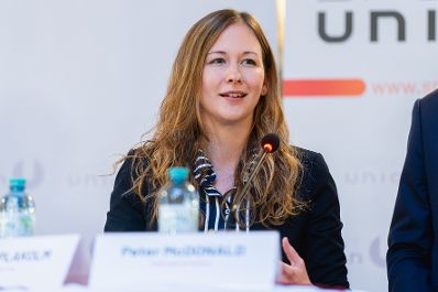 Am 15. Oktober 2024 gab Staatssekret&auml;rin Claudia Plakolm (im Bild) gemeinsam mit Vertretern der Sportunion eine Pressekonferenz zum Thema Kinderschutz.
