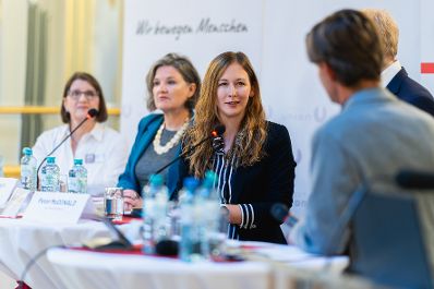 Am 15. Oktober 2024 gab Staatssekret&auml;rin Claudia Plakolm (3.v.r.) gemeinsam mit Vertretern der Sportunion eine Pressekonferenz zum Thema Kinderschutz.