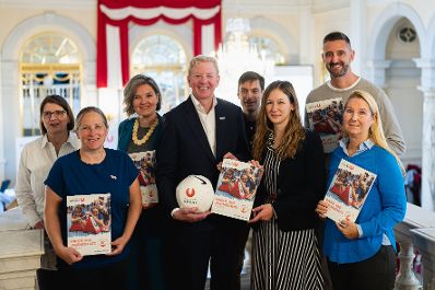 Am 15. Oktober 2024 gab Staatssekret&auml;rin Claudia Plakolm (3.v.r.) gemeinsam mit Vertretern der Sportunion eine Pressekonferenz zum Thema Kinderschutz.