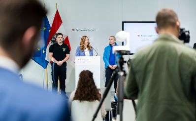 Am 16. Oktober 2024 gab Staatssekret&auml;rin Claudia Plakolm (m.l.) eine Pressekonferenz zu den aktuellen Zahlen im Zivildienst.