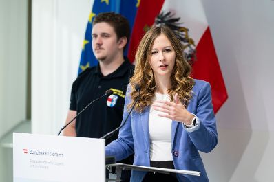 Am 16. Oktober 2024 gab Staatssekret&auml;rin Claudia Plakolm (r.) eine Pressekonferenz zu den aktuellen Zahlen im Zivildienst.