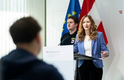 Am 16. Oktober 2024 gab Staatssekret&auml;rin Claudia Plakolm (r.) eine Pressekonferenz zu den aktuellen Zahlen im Zivildienst.