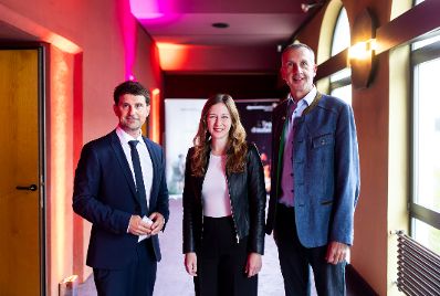 Am 19. Oktober 2024 nahm Staatssekret&auml;rin Claudia Plakolm (m.) bei der Hauptversammlung des &ouml;sterreichischen Alpenvereins teil.