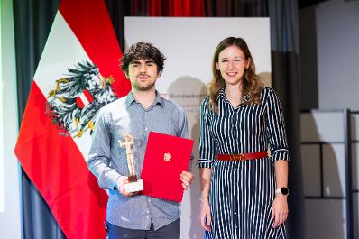 Am 19. November 2024 &uuml;berreichte Staatssekret&auml;rin Claudia Plakolm (r.) den &Ouml;sterreichischen Jugendpreis 2024.
