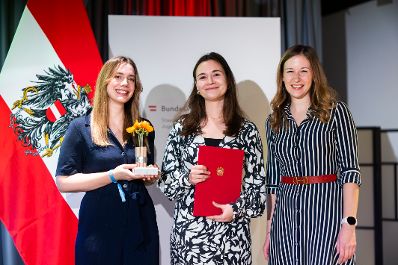 Am 19. November 2024 &uuml;berreichte Staatssekret&auml;rin Claudia Plakolm (r.) den &Ouml;sterreichischen Jugendpreis 2024.