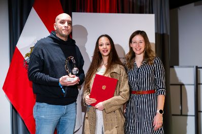 Am 19. November 2024 &uuml;berreichte Staatssekret&auml;rin Claudia Plakolm (r.) den &Ouml;sterreichischen Jugendpreis 2024.