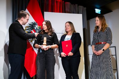 Am 19. November 2024 &uuml;berreichte Staatssekret&auml;rin Claudia Plakolm (r.) den &Ouml;sterreichischen Jugendpreis 2024.
