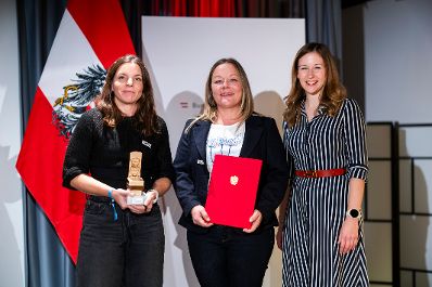 Am 19. November 2024 &uuml;berreichte Staatssekret&auml;rin Claudia Plakolm (r.) den &Ouml;sterreichischen Jugendpreis 2024.