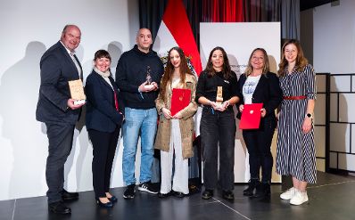 Am 19. November 2024 &uuml;berreichte Staatssekret&auml;rin Claudia Plakolm (r.) den &Ouml;sterreichischen Jugendpreis 2024.