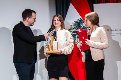 Am 19. November 2024 &uuml;berreichte Staatssekret&auml;rin Claudia Plakolm den &Ouml;sterreichischen Jugendpreis 2024.