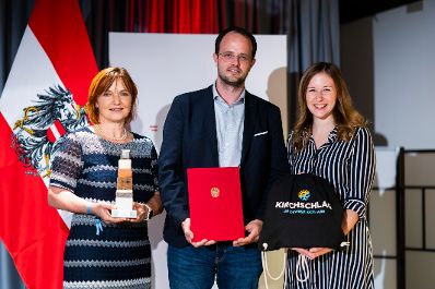 Am 19. November 2024 &uuml;berreichte Staatssekret&auml;rin Claudia Plakolm (r.) den &Ouml;sterreichischen Jugendpreis 2024.
