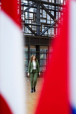 Am 25. November 2024 reiste Staatssekret&auml;rin Claudia Plakolm (im Bild) nach Br&uuml;ssel und nahm am Jugendrat teil. Im Bild beim Doorstep vor dem Jugendrat.