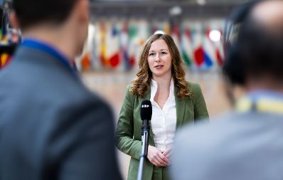 Am 25. November 2024 reiste Staatssekret&auml;rin Claudia Plakolm (m.) nach Br&uuml;ssel und nahm am Jugendrat teil. Im Bild beim Doorstep vor dem Jugendrat.
