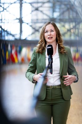 Am 25. November 2024 reiste Staatssekret&auml;rin Claudia Plakolm (im Bild) nach Br&uuml;ssel und nahm am Jugendrat teil. Im Bild beim Doorstep vor dem Jugendrat.