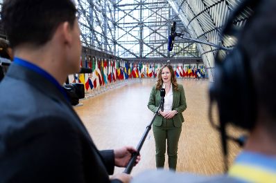 Am 25. November 2024 reiste Staatssekret&auml;rin Claudia Plakolm (m.) nach Br&uuml;ssel und nahm am Jugendrat teil. Im Bild beim Doorstep vor dem Jugendrat.