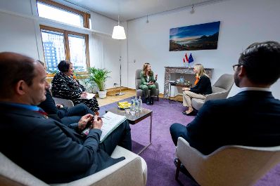 Am 25. November 2024 reiste Staatssekret&auml;rin Claudia Plakolm nach Br&uuml;ssel und nahm am Jugendrat teil. Im Bild mit der finnischen Ministerin f&uuml;r Bewegung, Sport und Jugend Sandra Bergqvist.