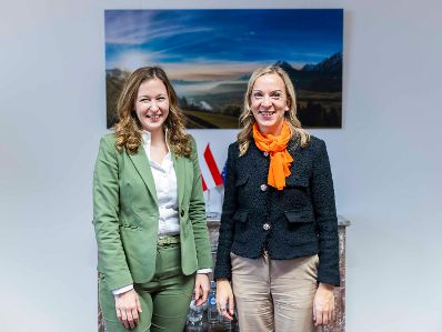 Am 25. November 2024 reiste Staatssekret&auml;rin Claudia Plakolm (l.) nach Br&uuml;ssel und nahm am Jugendrat teil. Im Bild mit der finnischen Ministerin f&uuml;r Bewegung, Sport und Jugend Sandra Bergqvist (r.).
