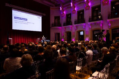 Am 4. Dezember 2024 &uuml;berreichte Staatssekret&auml;rin Claudia Plakolm (m.l.) und Edeltraud Glettler in Vertretung von Bundesminister Johannes Rauch, im Rahmen einer feierlichen Gala, den 2. Staatspreis f&uuml;r freiwilliges und ehrenamtliches Engagement in den Wiener Sofiens&auml;len.