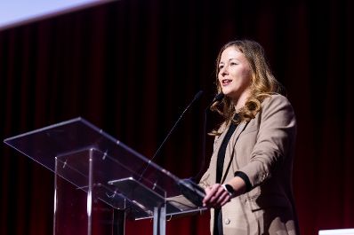 Am 4. Dezember 2024 &uuml;berreichte Staatssekret&auml;rin Claudia Plakolm (im Bild) und Edeltraud Glettler in Vertretung von Bundesminister Johannes Rauch, im Rahmen einer feierlichen Gala, den 2. Staatspreis f&uuml;r freiwilliges und ehrenamtliches Engagement in den Wiener Sofiens&auml;len.