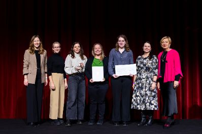 Am 4. Dezember 2024 &uuml;berreichte Staatssekret&auml;rin Claudia Plakolm (l.) und Edeltraud Glettler (r.) in Vertretung von Bundesminister Johannes Rauch, im Rahmen einer feierlichen Gala, den 2. Staatspreis f&uuml;r freiwilliges und ehrenamtliches Engagement in den Wiener Sofiens&auml;len.
