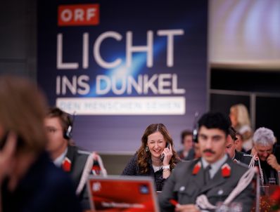 Am 24. Dezember 2024 nahm Staatssekret&auml;rin Claudia Plakolm (m.) an der Licht ins Dunkel Spendenaktion teil.