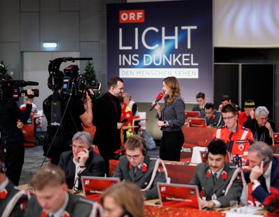 Am 24. Dezember 2024 nahm Staatssekret&auml;rin Claudia Plakolm (r.) an der Licht ins Dunkel Spendenaktion teil.