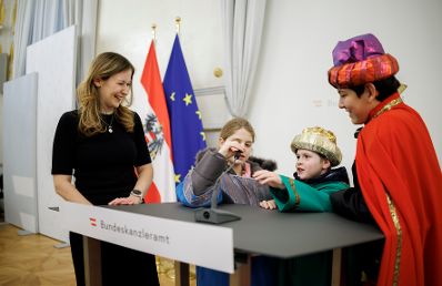 Am 7. J&auml;nner 2025 empfing Staatssekret&auml;rin Claudia Plakolm (l.) Sternsinger im Bundeskanzleramt.